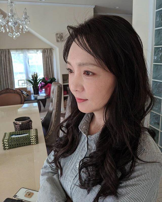 现在手工编织挣钱吗（家庭主妇靠编织手工包成为人生赢家）-蓝图副业